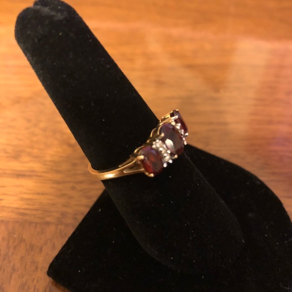 Women’s size 8 gold band with rubies - Picture 3 of 3